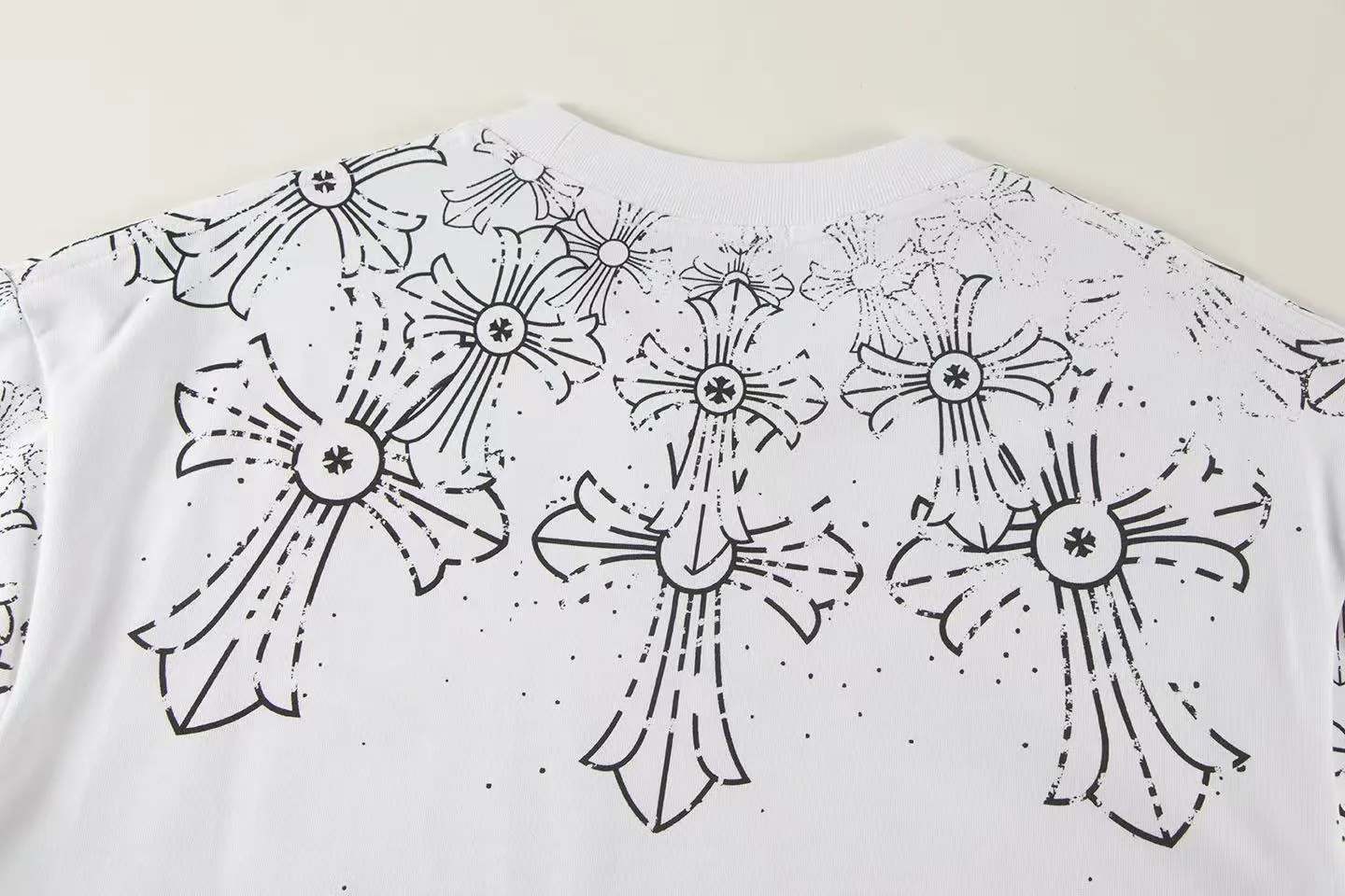 🅿️150 Style: 2025 new Croix Heart short-sleeved T-shirt Material: High version 300g double yarn combed cotton Size: S～XL Color: White Style number: Z026